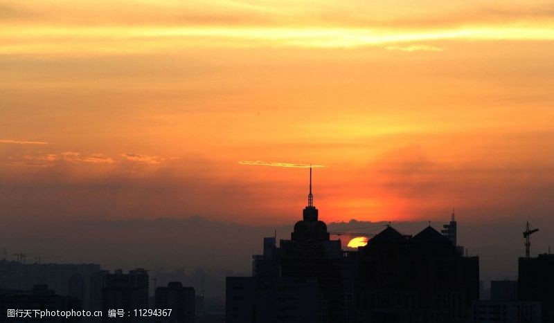鸟瞰城市夕阳下的城市图片