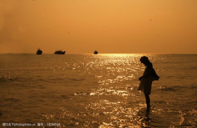 金色沙滩夕阳里的女孩子图片