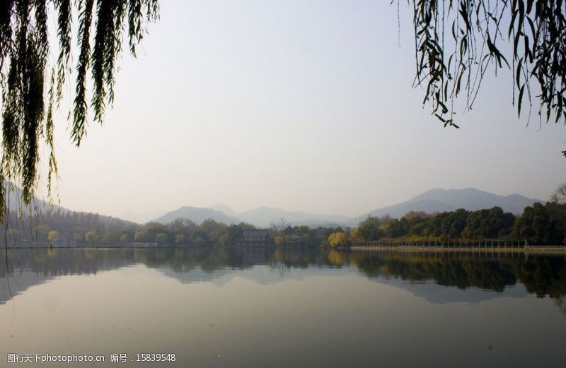 山水倒影杭州西湖图片