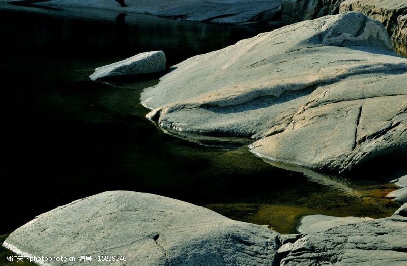 山水倒影湖畔岩石图片