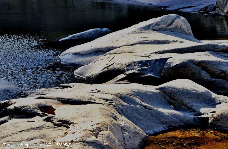 山水倒影湖畔岩石图片