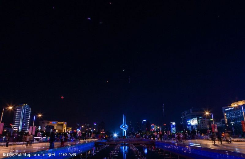 喷池泉城广场夜景图片