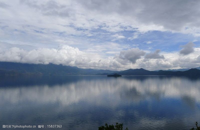 山水倒影泸沽湖图片
