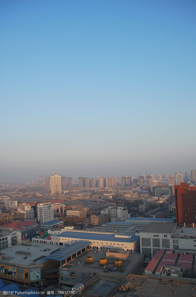 雾霾下的都市城市图片