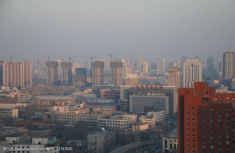 雾霾下的都市城市图片