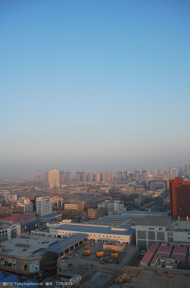 雾霾下的都市鸟瞰城市图片