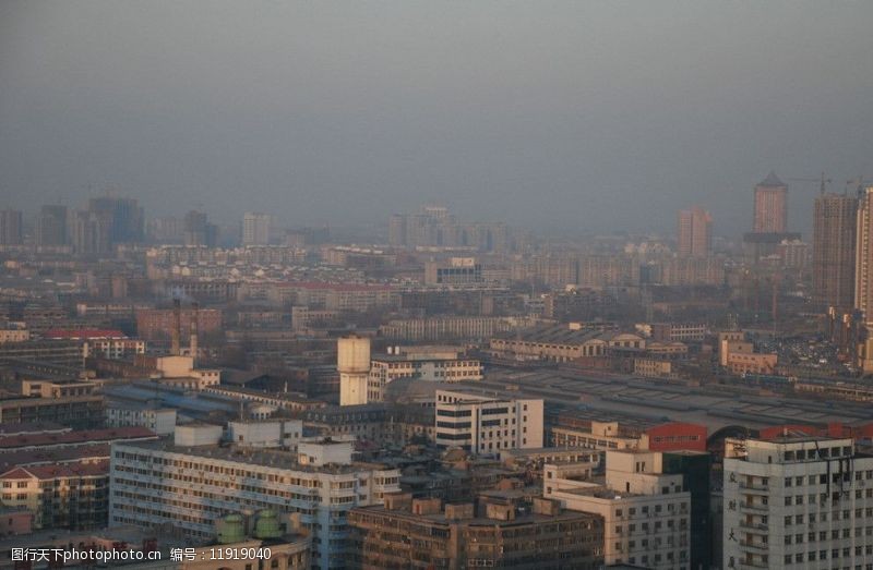 雾霾下的都市鸟瞰城市图片