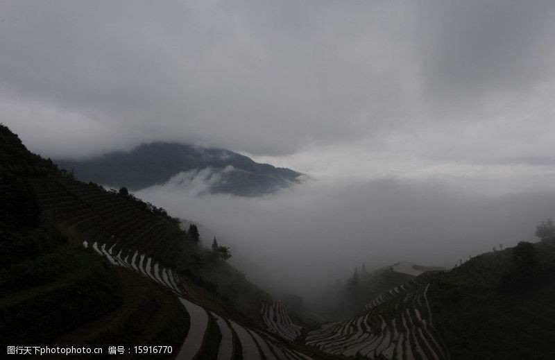 炊烟袅袅桂林山脉图片