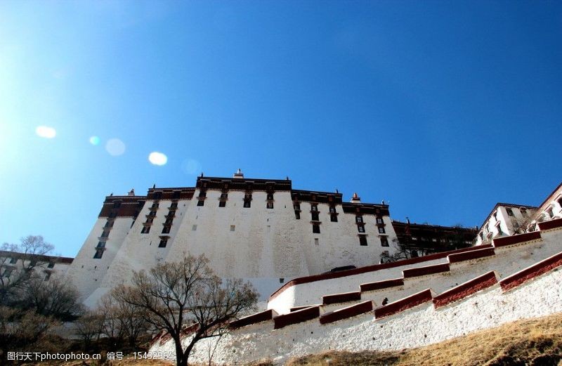 西藏旅行布达拉宫正面仰视图图片