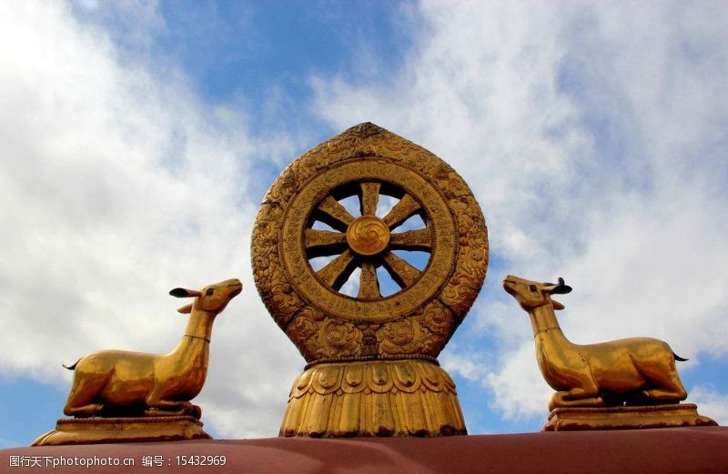 西藏旅行大昭寺楼顶鹿向法轮图片