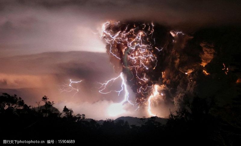 自然闪电火山喷发图片
