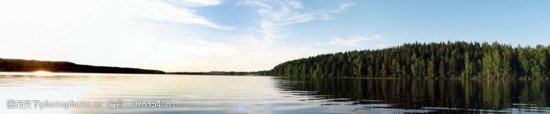 风景秀丽的湖边湖边的树林图片