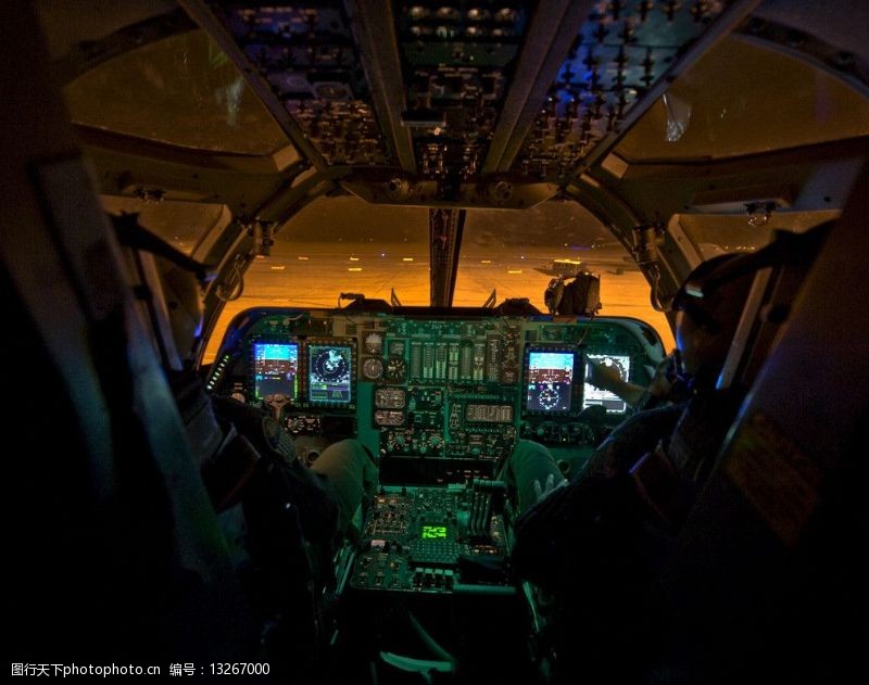 驾驶室夜幕中B1B轰炸机图片