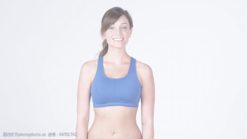 在蓝色的运动胸罩从腰上股票视频女人视频免费下载