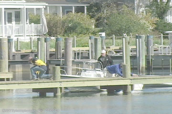 马萨诸塞州男人停靠一艘船靠近海滩的股票视频