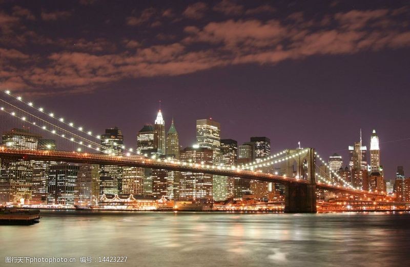 建筑夜景外观曼哈顿的布鲁克林大桥图片