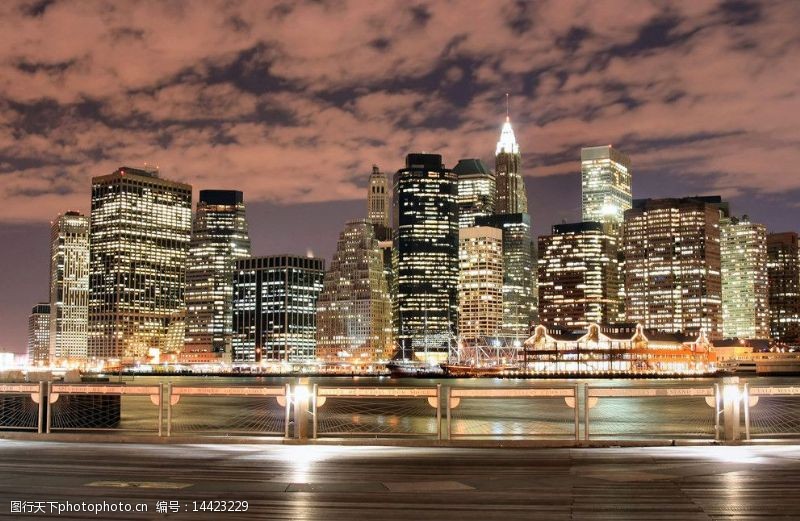 建筑夜景外观曼哈顿的繁华城市夜景图片