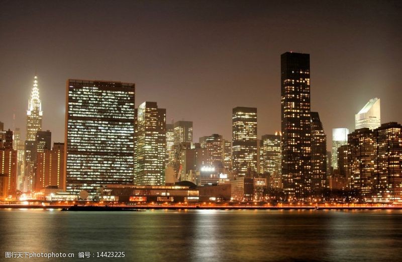建筑夜景外观纽约曼哈顿的繁华夜景图片