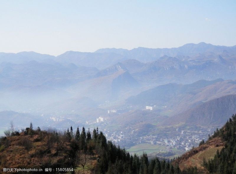 贵州丹霞山俯瞰水塘图片