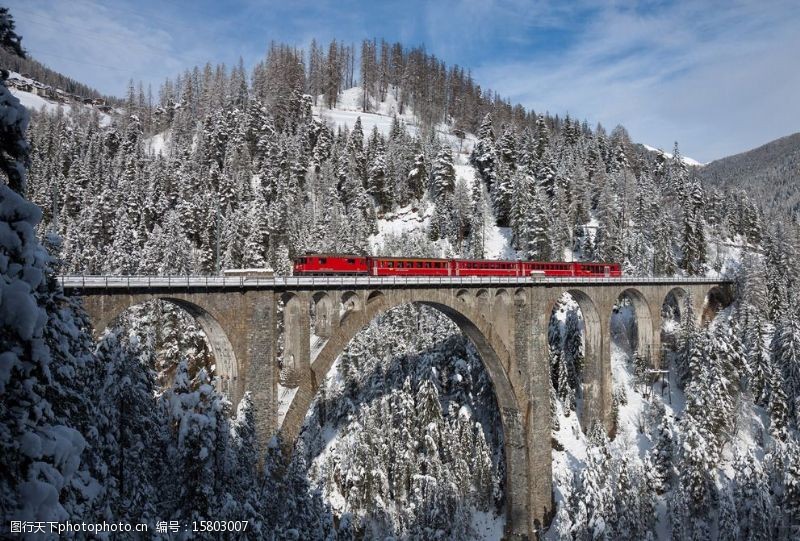 火车摄影雪山图片