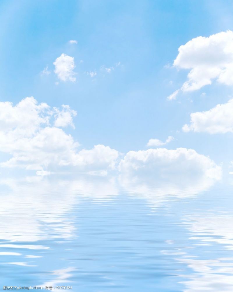 美丽的蓝色水和天空背景