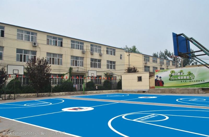 校园一角篮球场天蓝色图片