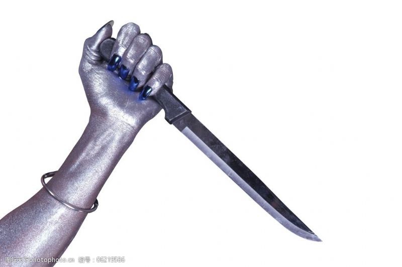 金属手的造型拿着刀的手