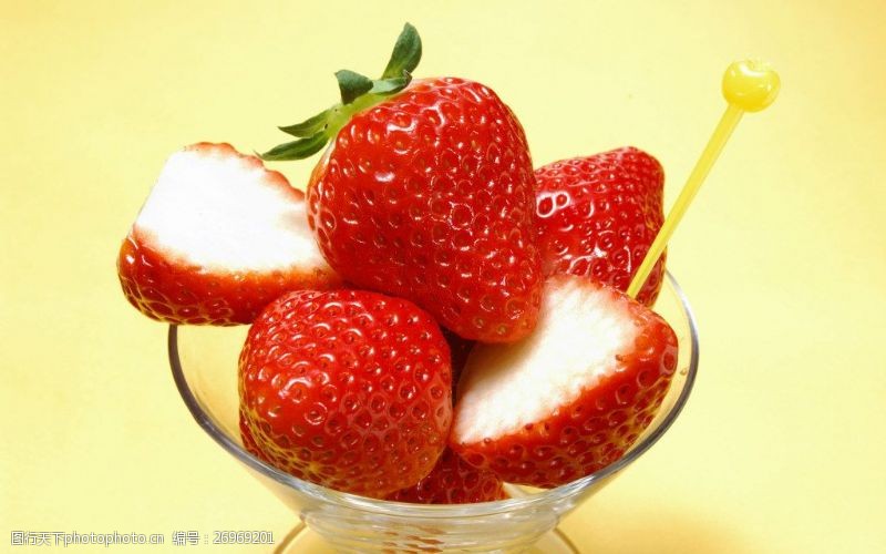 草莓冰淇淋剖开的草莓用来制作冰淇淋