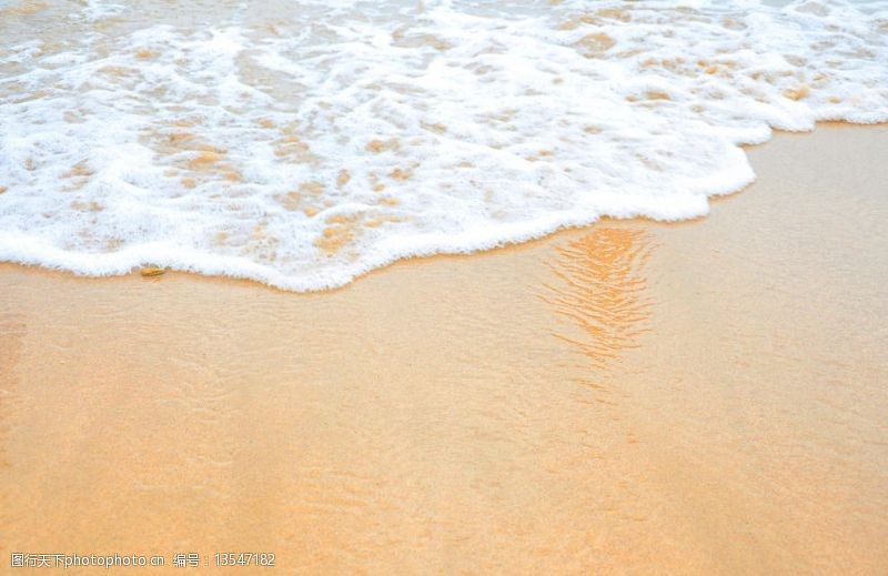 金色沙滩浪花图片