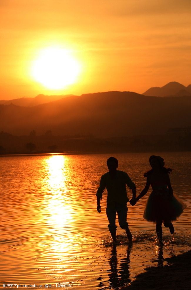 情侣黄昏漫步海上夕阳图片