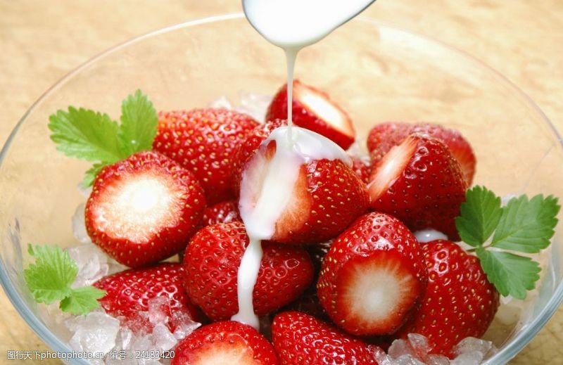 草莓汁液牛奶草莓