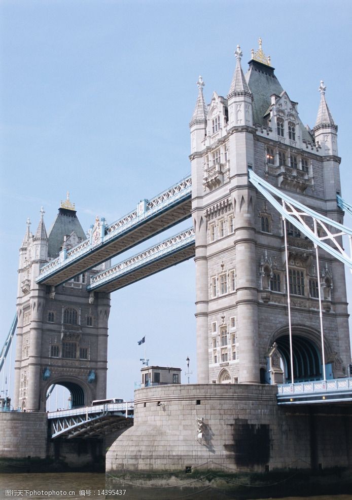 英国伦敦吊桥侧面图片