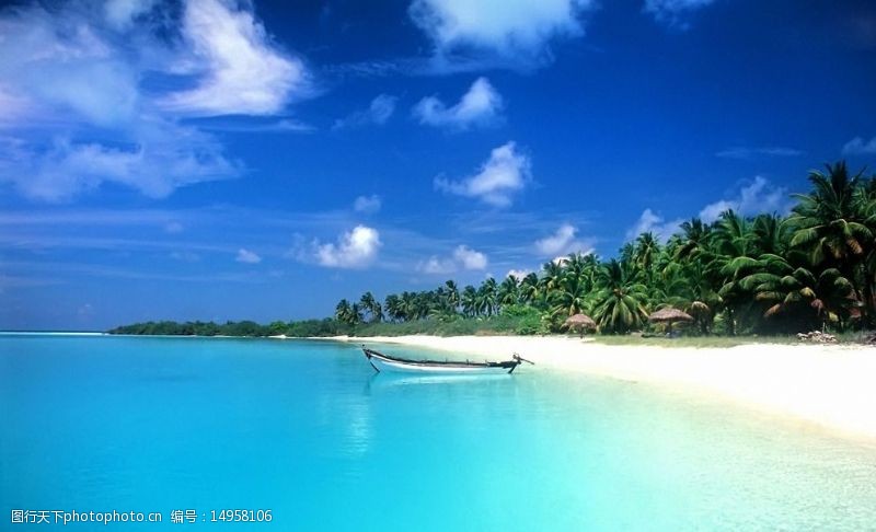 巴厘岛沙滩椰林小船图片